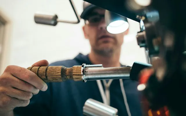Električar sa čeonom lampom radi na instalaciji
